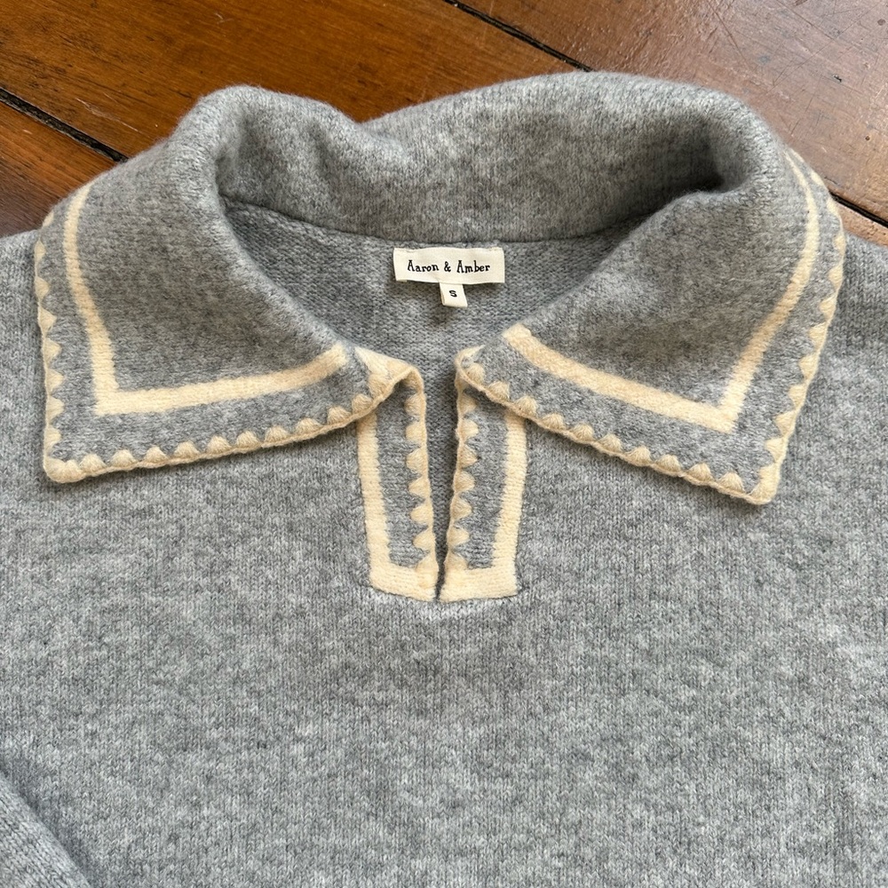 Aaron & Amber gray/cream cropped sweater